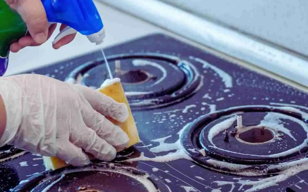 Come pulire il piano cottura senza graffi